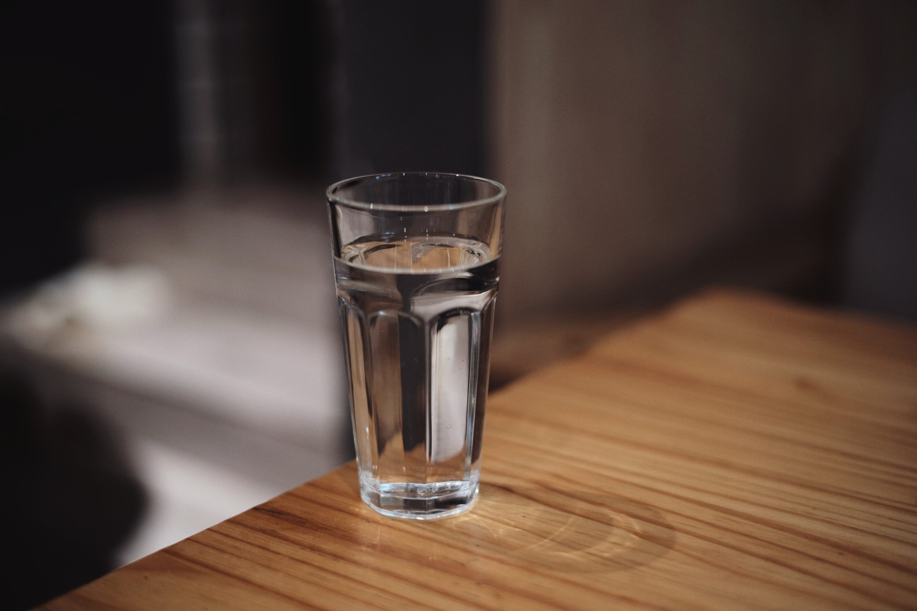 Ett glas vatten på ett träbord