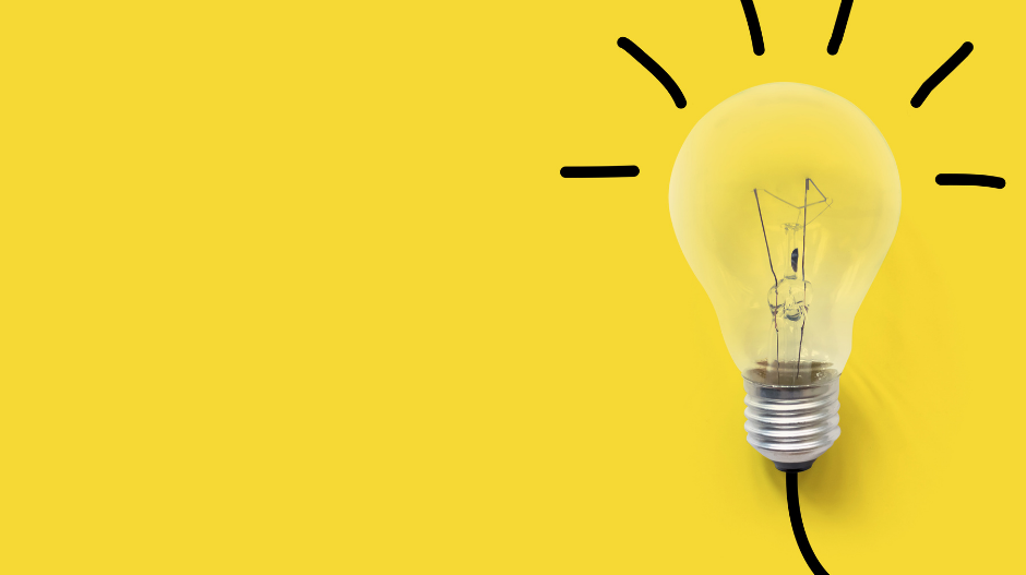 Bild på en glödlampa med streck som symboliserar ljus mot gul bakgrund.