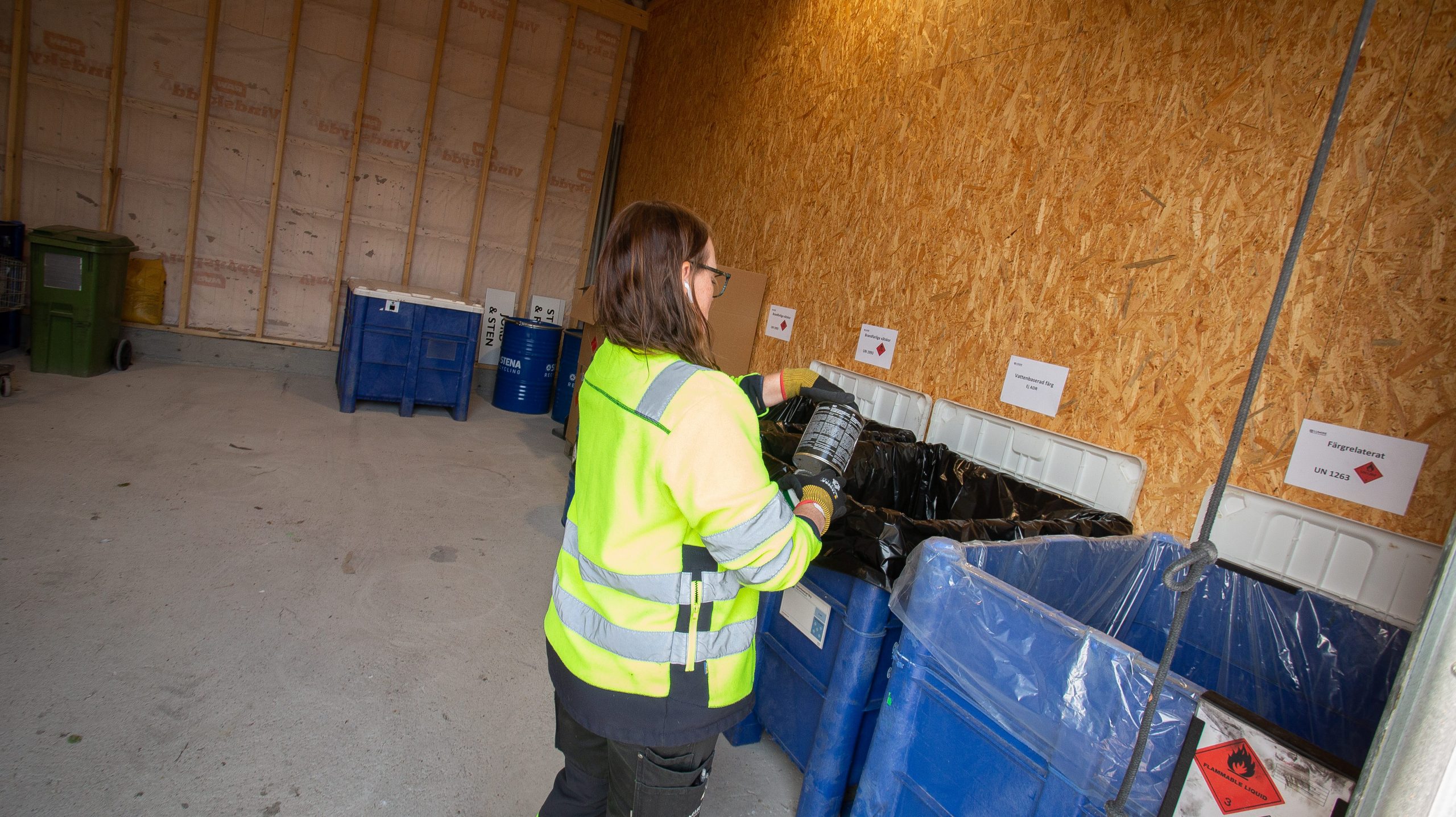 Bild på en Lumire-medarbetare som hanterar farligt avfall