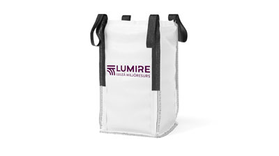 Bild på en vit storsäck ned Lumires logotype, som rymmer 45 liter.