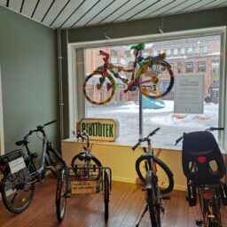 Bild på cykelbibliotek inomhus med flera cyklar