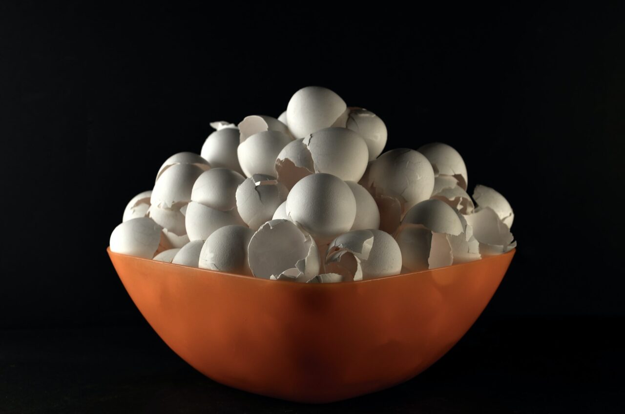 Ägg och äggskal i en stor skål